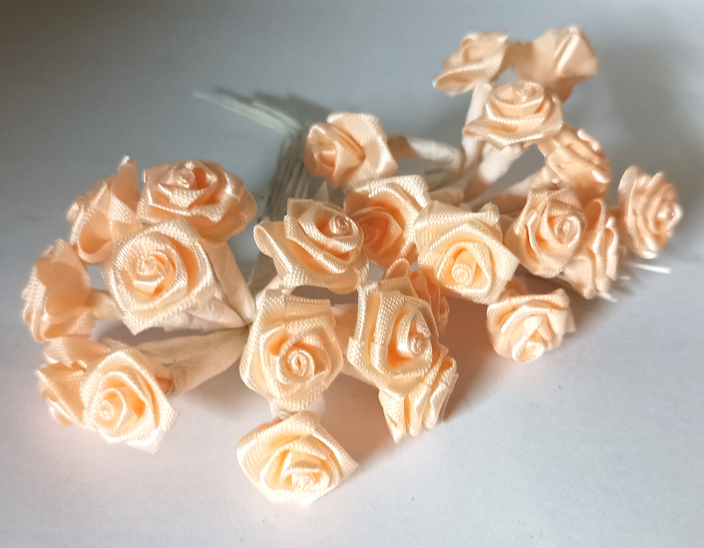 Mini Rose pêche - Fleurs tissu satin - Lot de 24 pièces