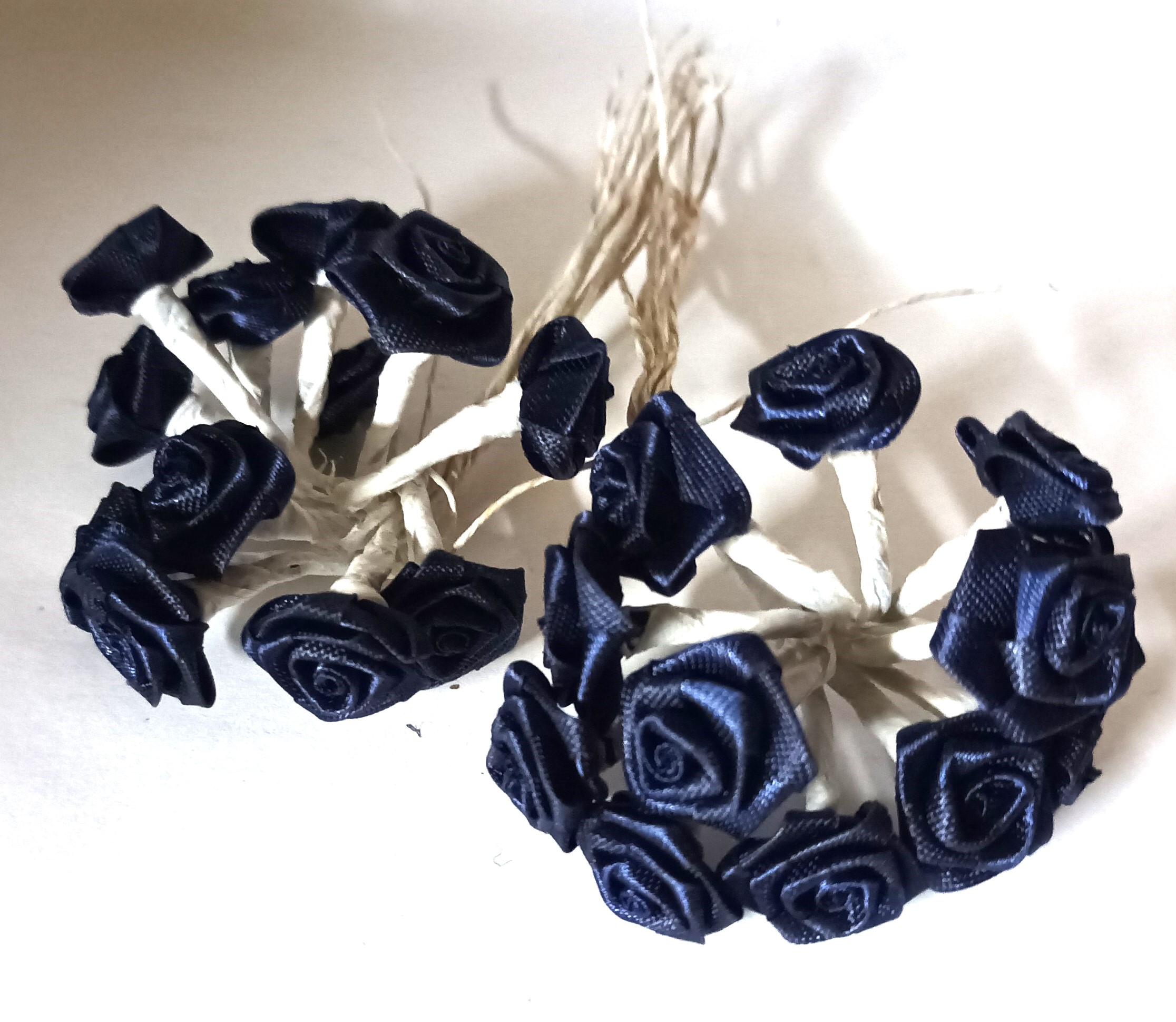 Mini Rose bleue marine- Fleurs tissu satin - Lot de 24 pièces