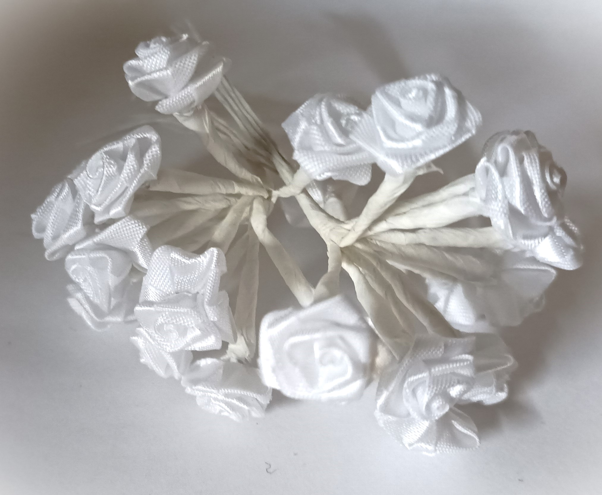 Mini Rose blanche- Fleurs tissu satin - Lot de 24 pièces