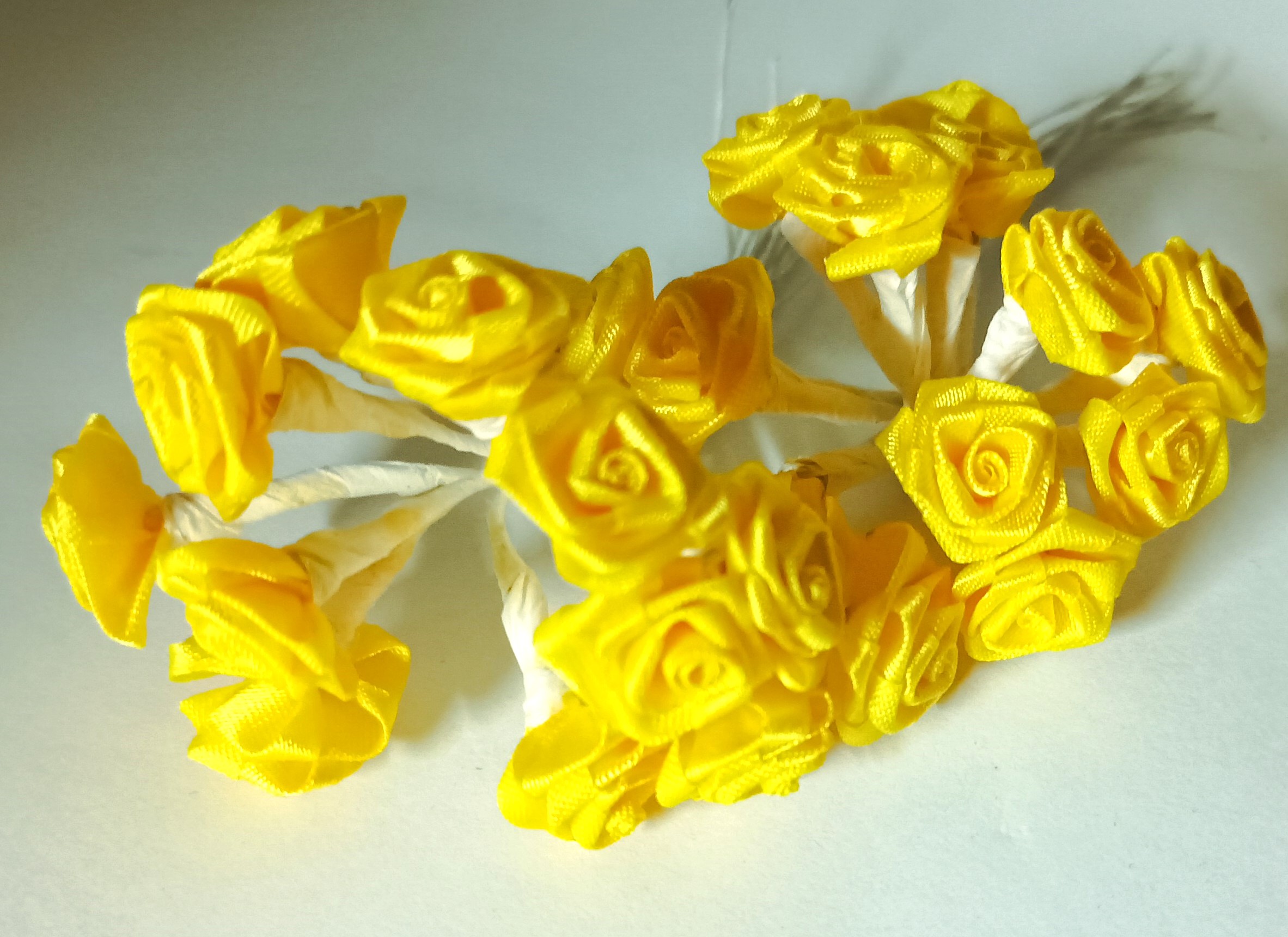 Mini Rose jaune- Fleurs tissu satin - Lot de 24 pièces