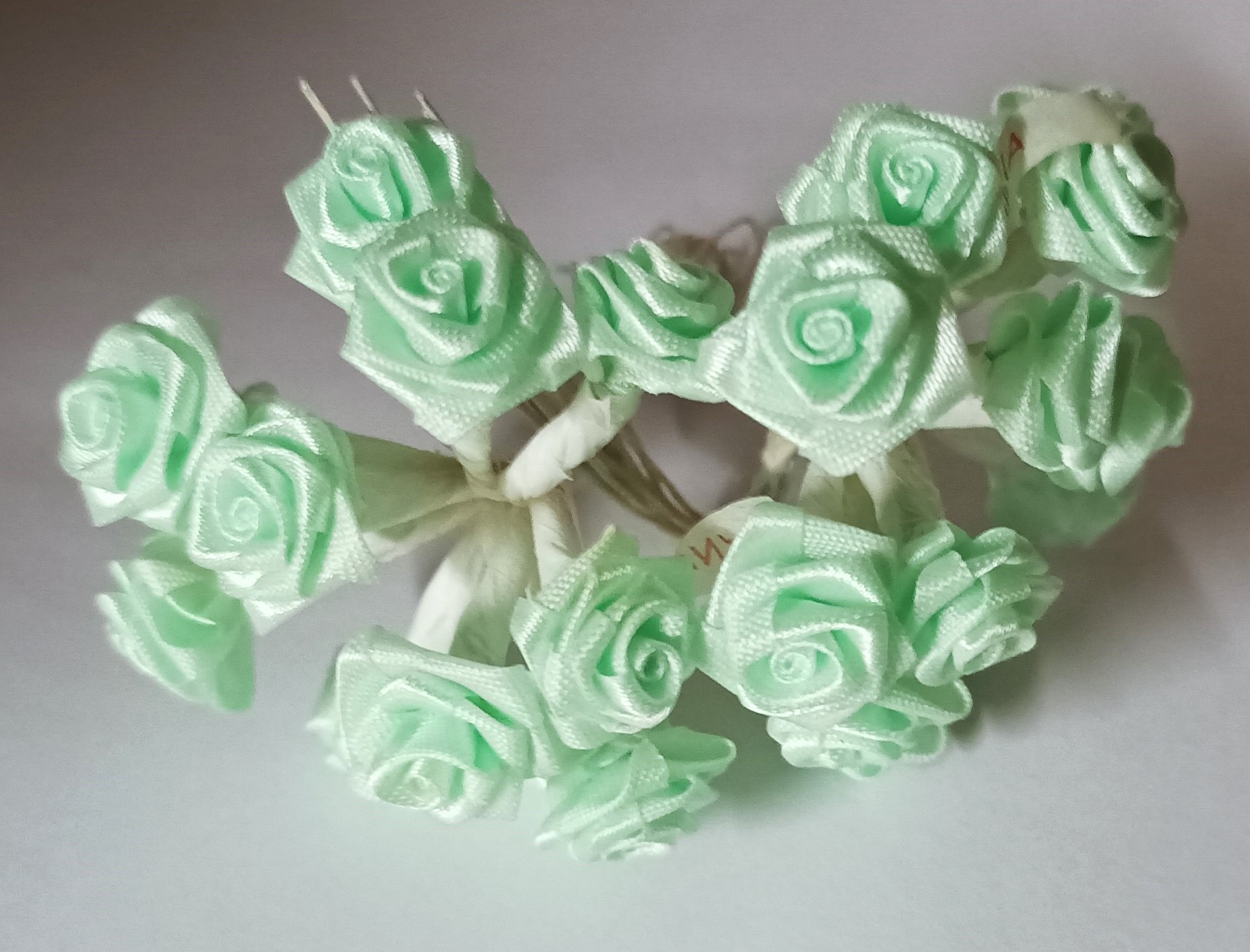 Mini Rose vert menthe- Fleurs tissu satin - Lot de 24 pièces