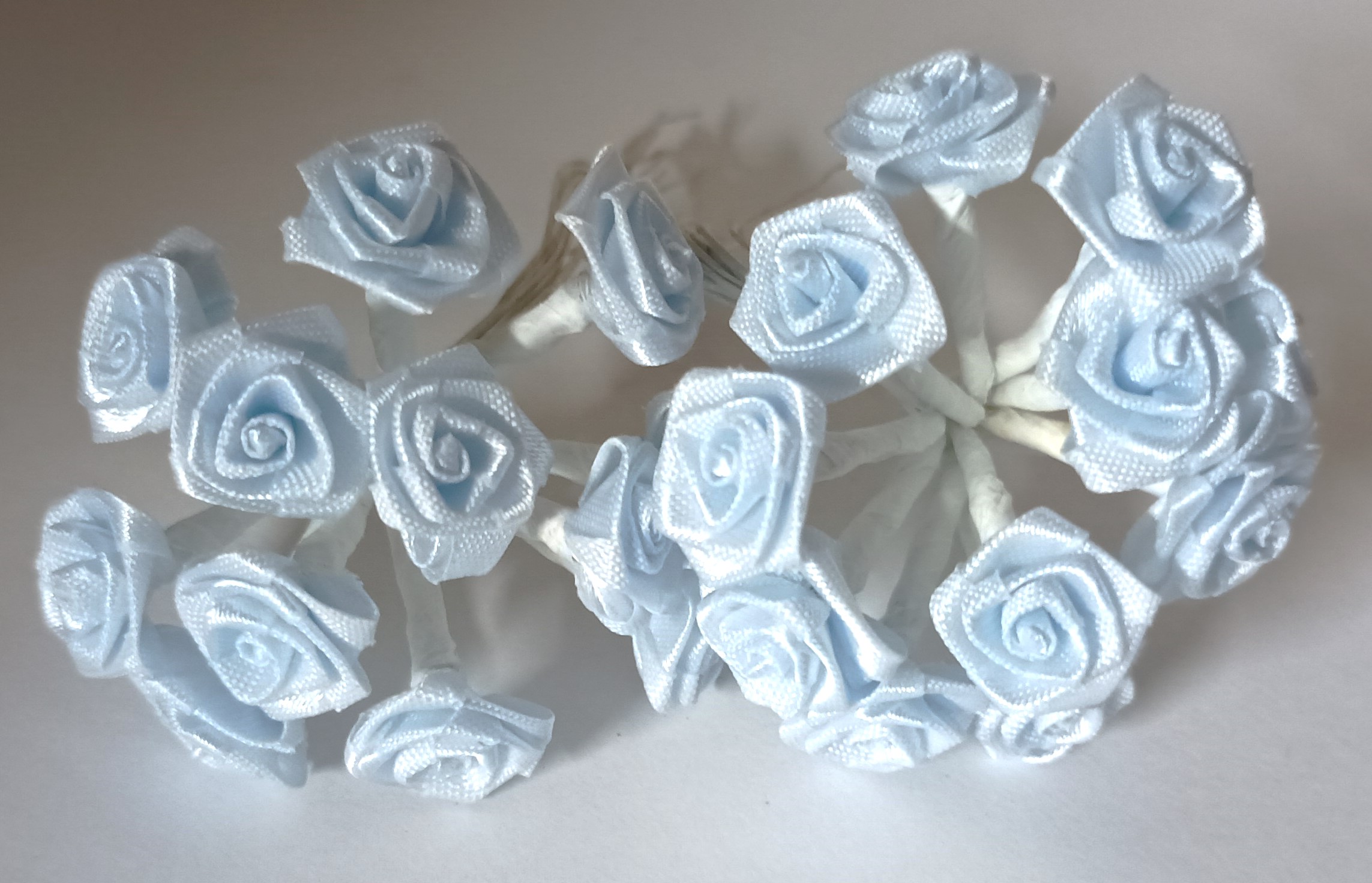 Mini Rose bleu ciel- Fleurs tissu satin - Lot de 24 pièces