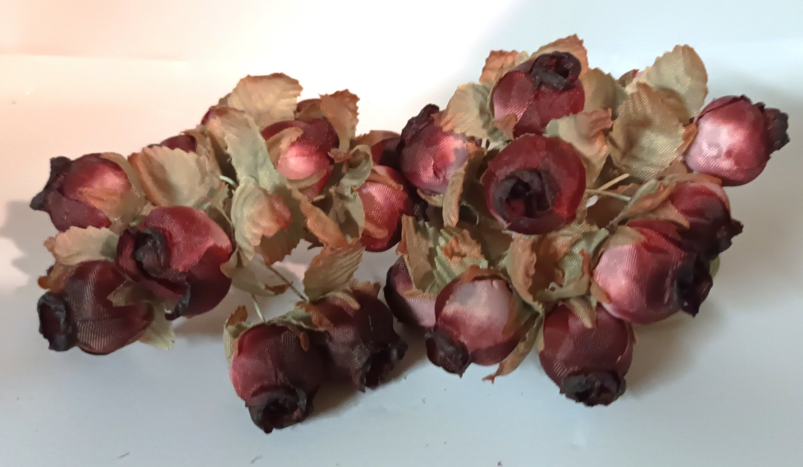 Mini Rose bordeaux feuille marron- Fleurs tissu satin - Lot de 24 pièces