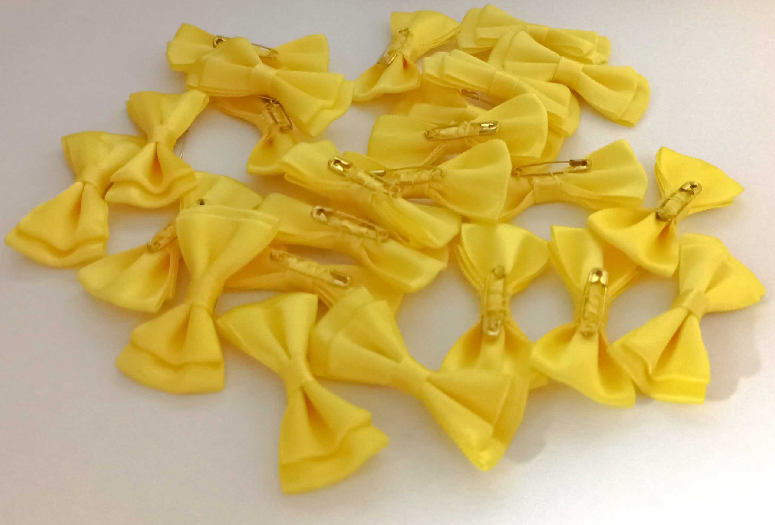 Mini nœuds papillon jaunes décoration -Lot de 24 pièces